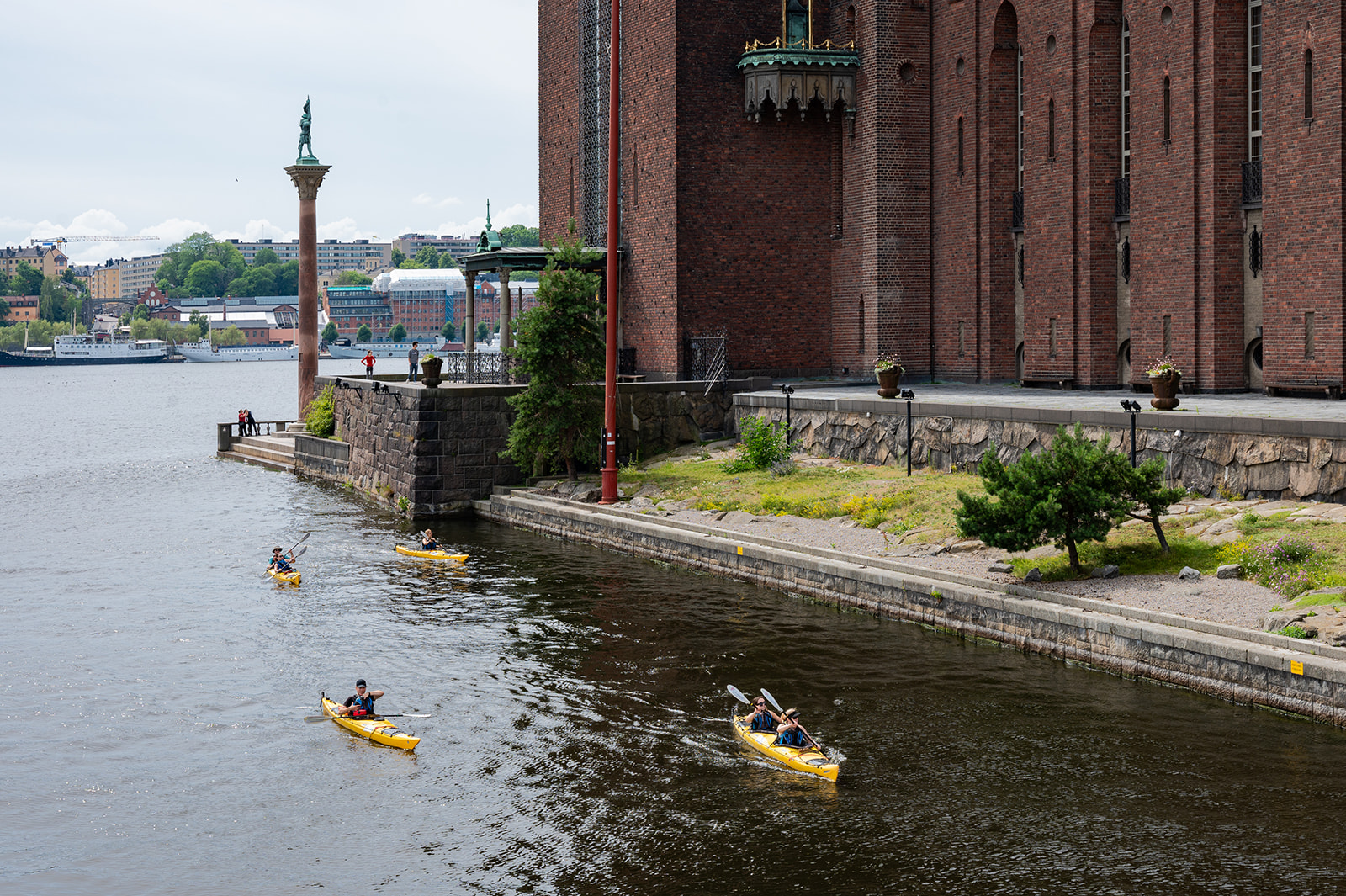 Kajaker som paddlar nedanför Stockholms stadshus