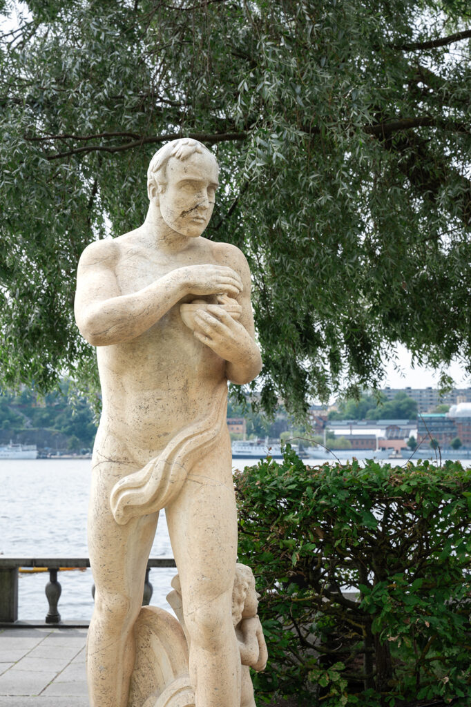 Skulptur i parken vid stadshuset