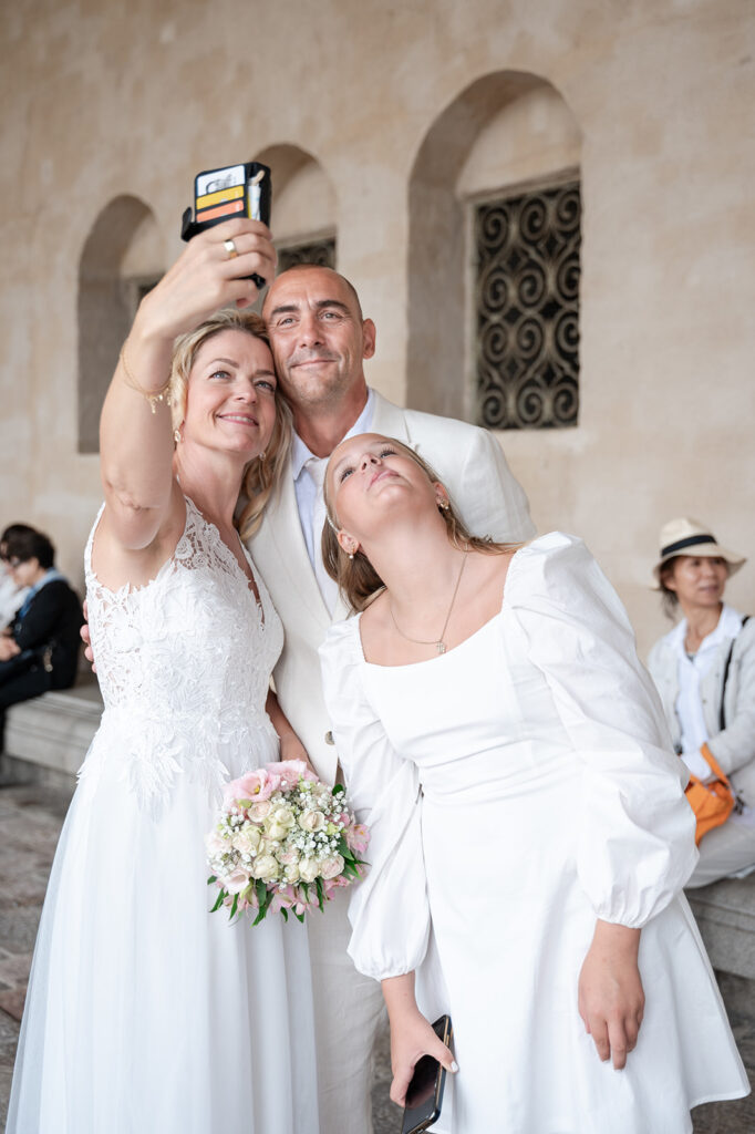 Familjeselfie i pelargången på Stockholms stadshus