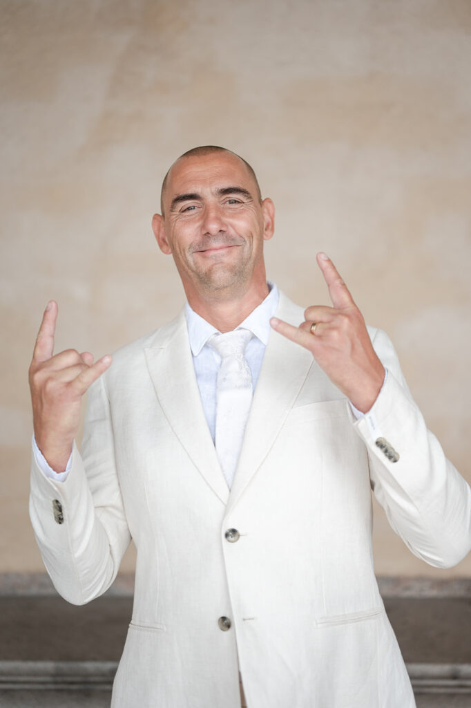 En rockare i vit kostym