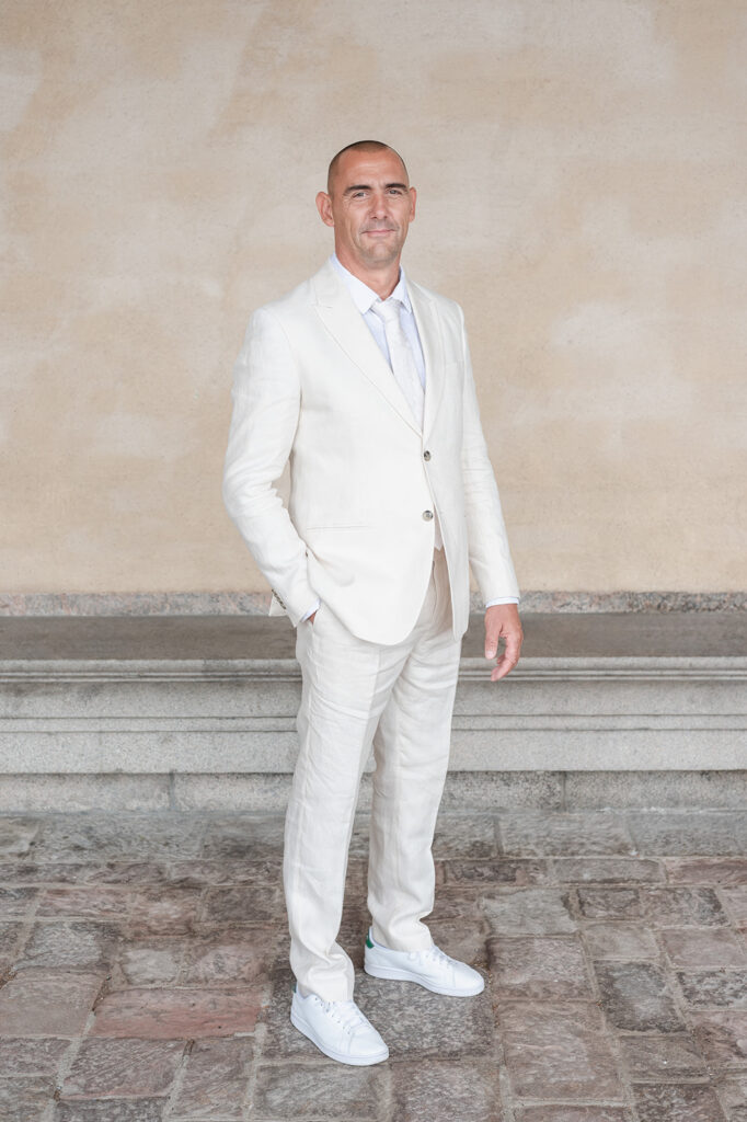 Stilig brudgum i vit linnekostym