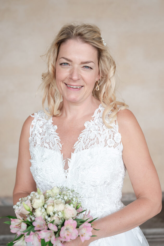 Glad och nyligen gift