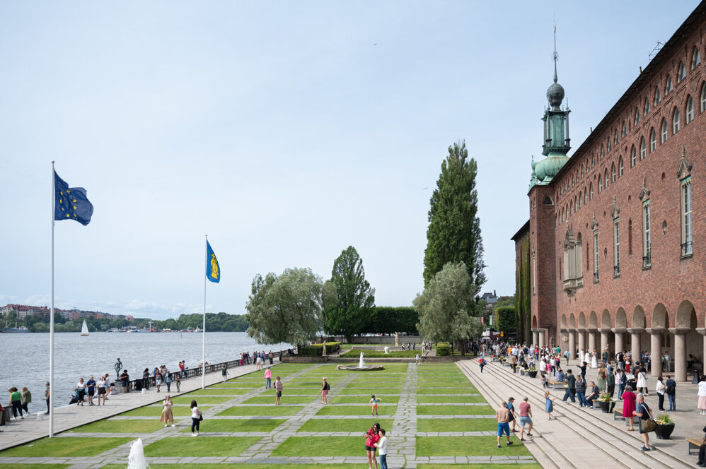 Vy över parken vid Stockholms stadshus