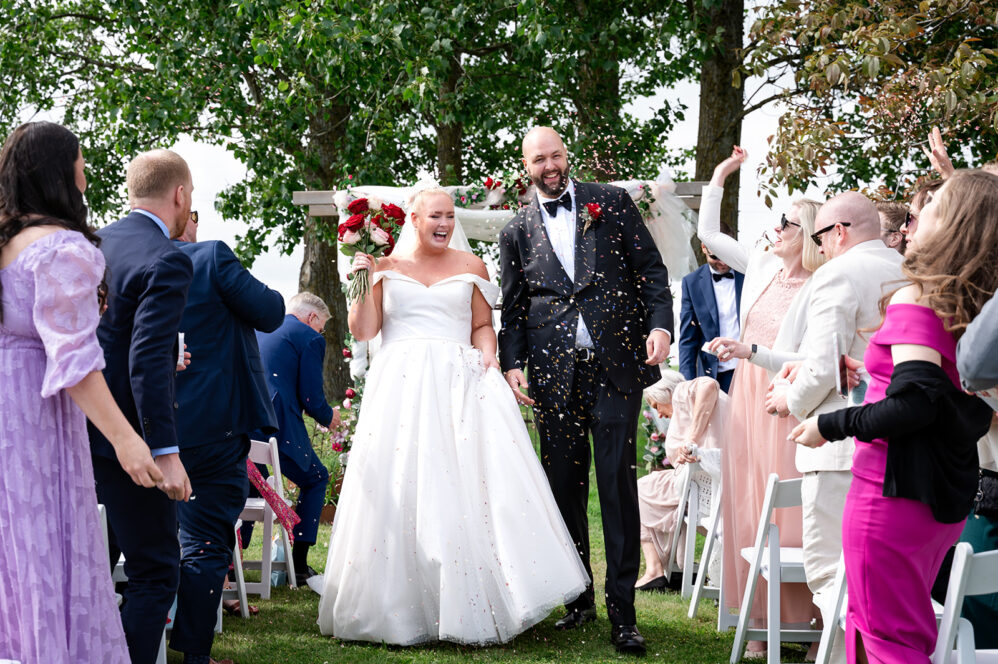 Konfettiregn över brudpar på Sydkustens at Pillehill