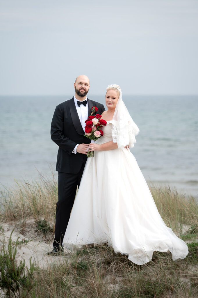 Klassiskt bröllopsporträtt på stranden i Beddingestrand