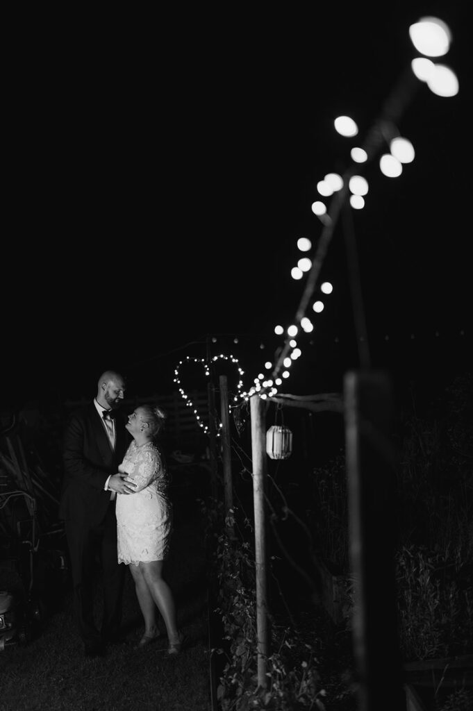 Bröllopsporträtt på natten med ljusslingor